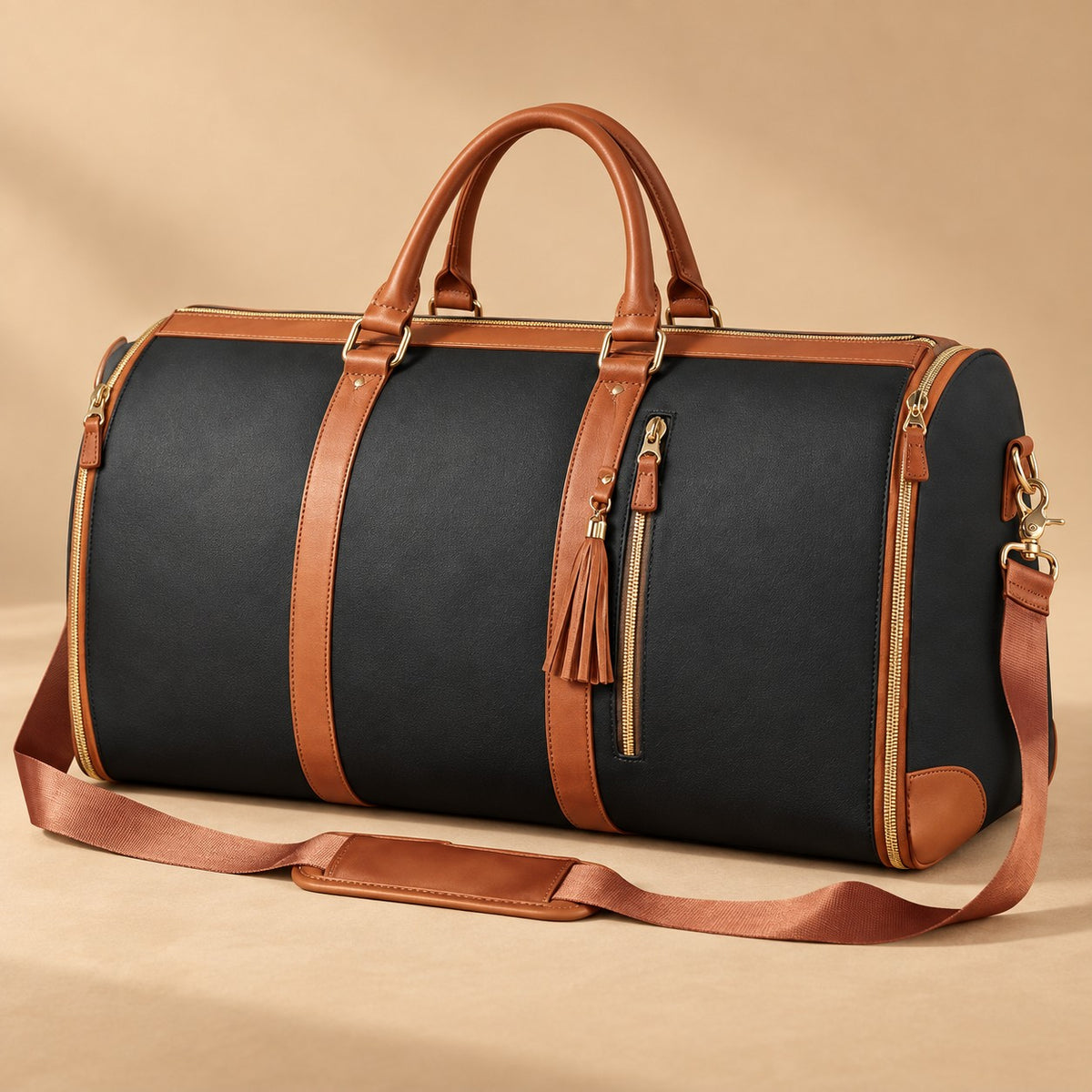 The Folvia Bag in Noir, zipped closed
